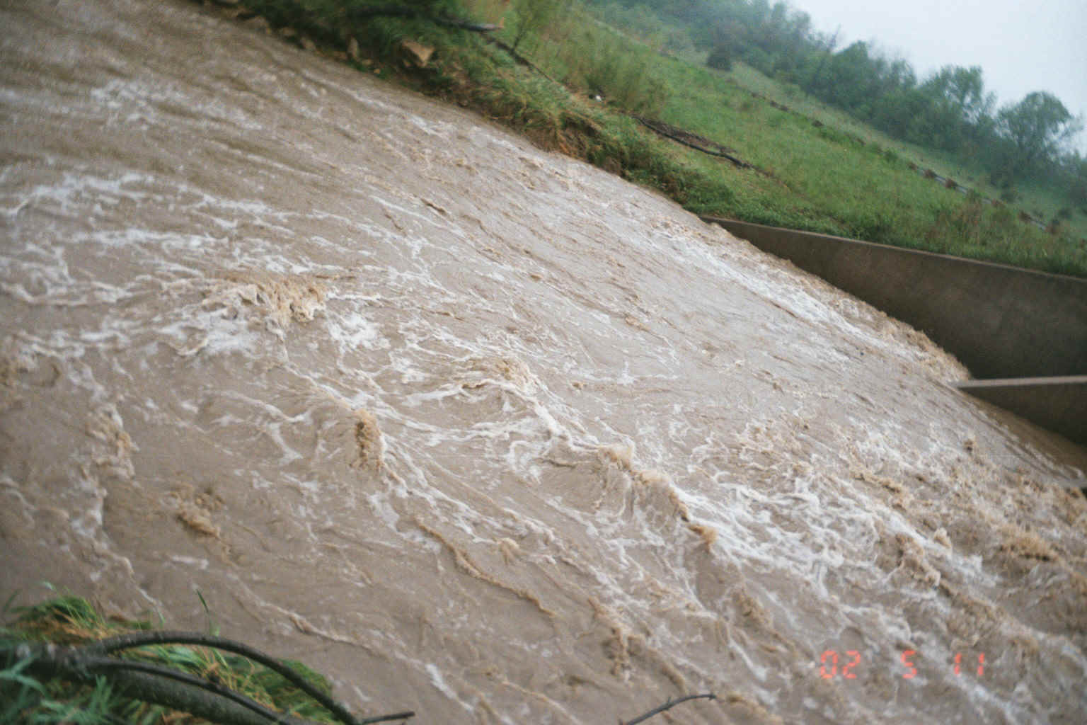 FLOOD011_8a.jpg (589999 bytes)